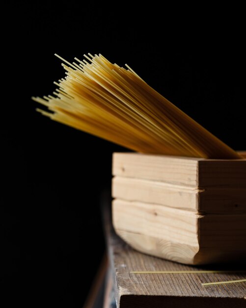 Close-up de livros na mesa contra fundo preto