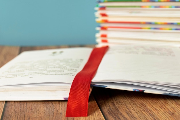 Foto close-up de livros na mesa