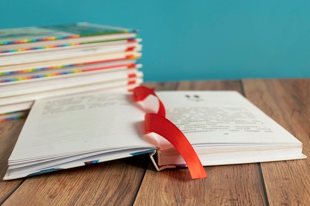 Close-up de livros na mesa