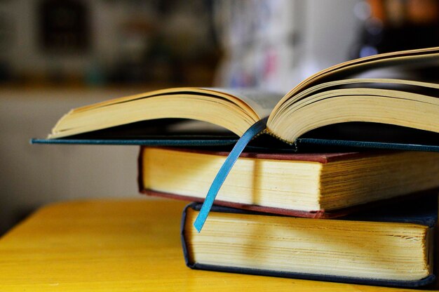 Close-up de livros na mesa