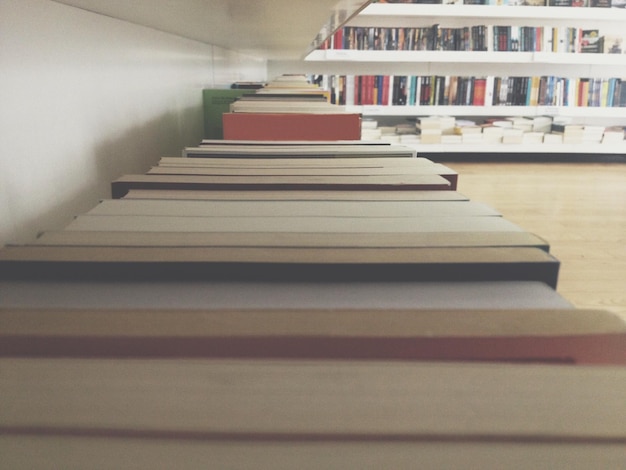Close-up de livros na prateleira