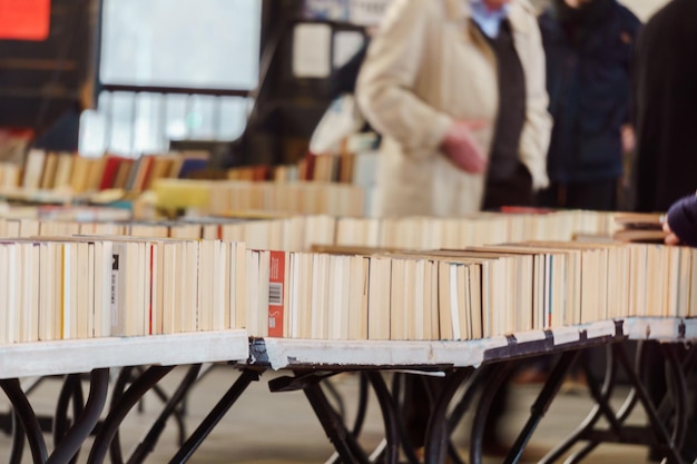 Foto close-up de livros sobre a mesa na loja