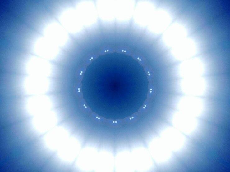 Foto close-up de luz circular iluminada contra fundo azul