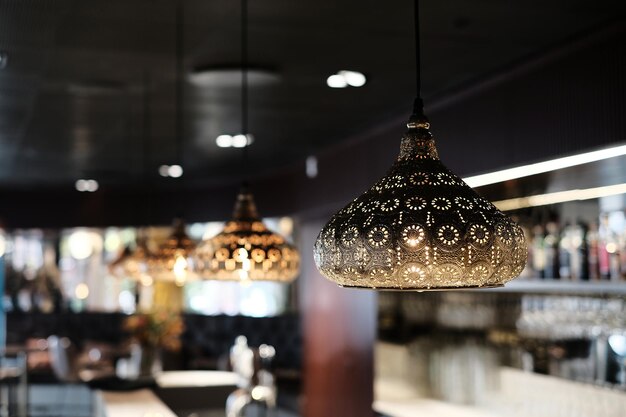 Foto close-up de luz pendente iluminada pendurada em um restaurante