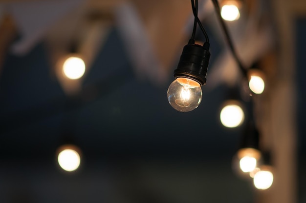 Foto close-up de luzes de fada contra um fundo desfocado