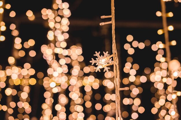 Close-up de luzes de Natal iluminadas à noite