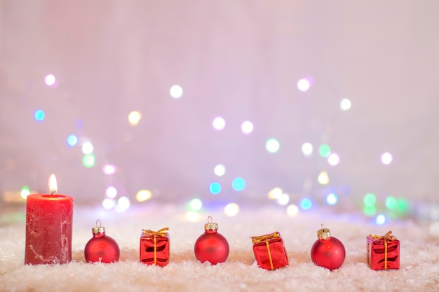 Close-up de luzes de Natal iluminadas contra o céu à noite