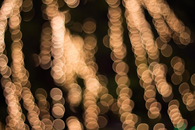 Foto close-up de luzes desfocadas iluminadas à noite