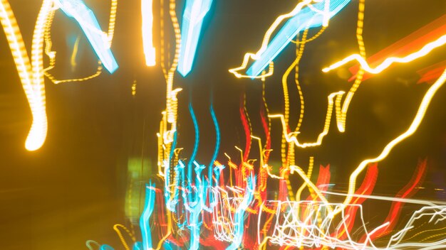 Foto close-up de luzes iluminadas contra o céu à noite