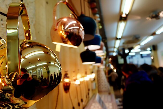 Close-up de luzes pendentes iluminadas em exposição na loja