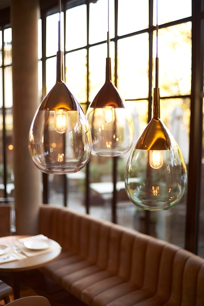Close-up de luzes penduradas penduradas em um restaurante