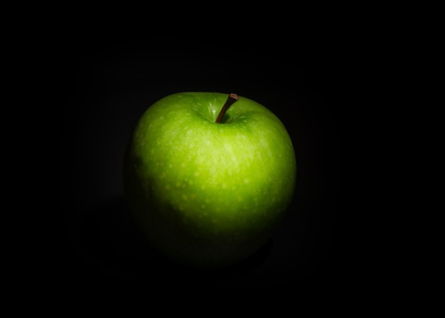 Foto close-up de maçã contra fundo preto