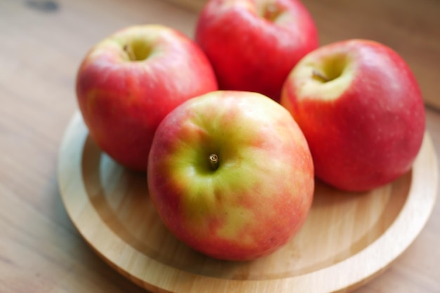Close-up de maçã fresca em uma tigela na mesa de madeira