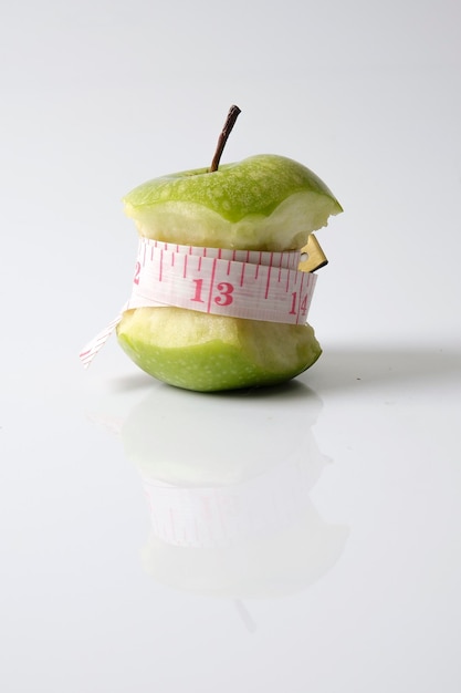 Foto close-up de maçã na mesa contra fundo branco