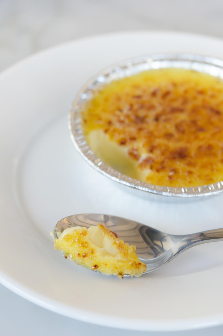 Foto close-up de macarrão em uma tigela na mesa