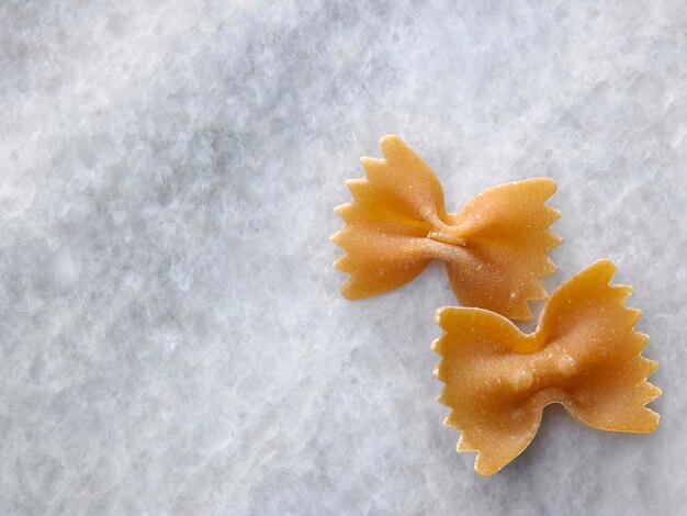 Foto close-up de macarrão farfalle na mesa