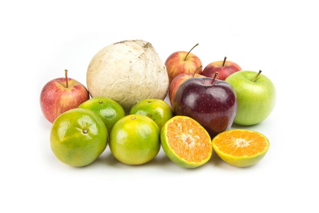 Close-up de maçãs e frutas em fundo branco