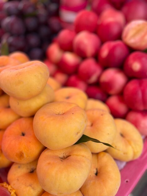 Foto close-up de maçãs para venda na barraca do mercado