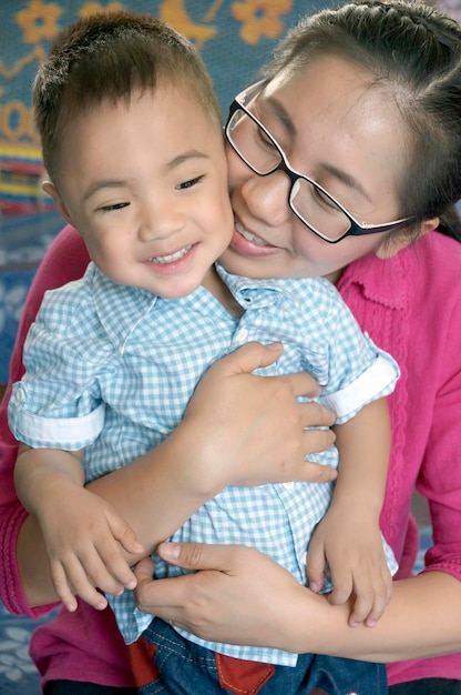 Foto close-up de mãe e filho alegres