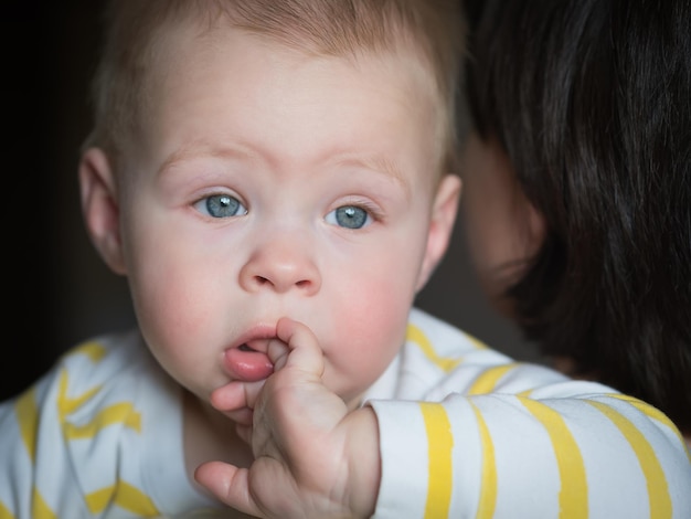 Foto close-up de mãe e filho em casa