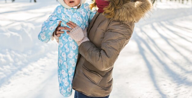 Close-up de mãe feliz e bebê em winter park