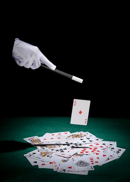 Foto close-up, de, magician's, mão, executar, truque, ligado, cartas de jogar