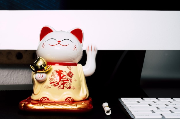 Close-up de maneki neko em cima da mesa
