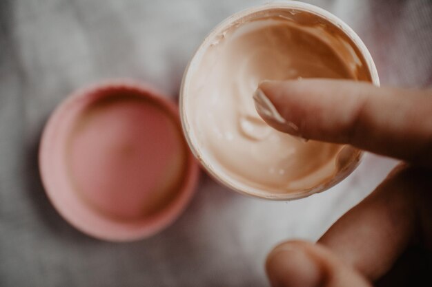 Foto close-up de mão com creme sobre ela auto-cuidados cuidado de beleza