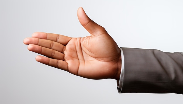 Close-up de mão de mulher de negócios mostrando polegar para cima sinal em fundo cinza