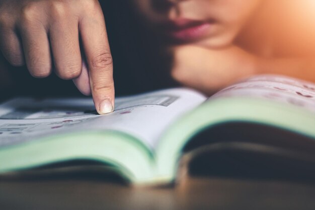 Foto close-up de mão de mulher em livro