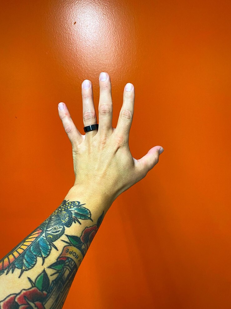 Foto close-up de mão humana contra fundo laranja