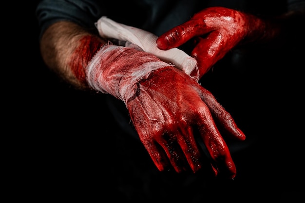 Foto close-up de mão humana contra fundo preto