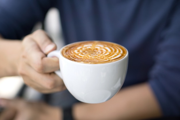 Close-up de mão masculina segurando café