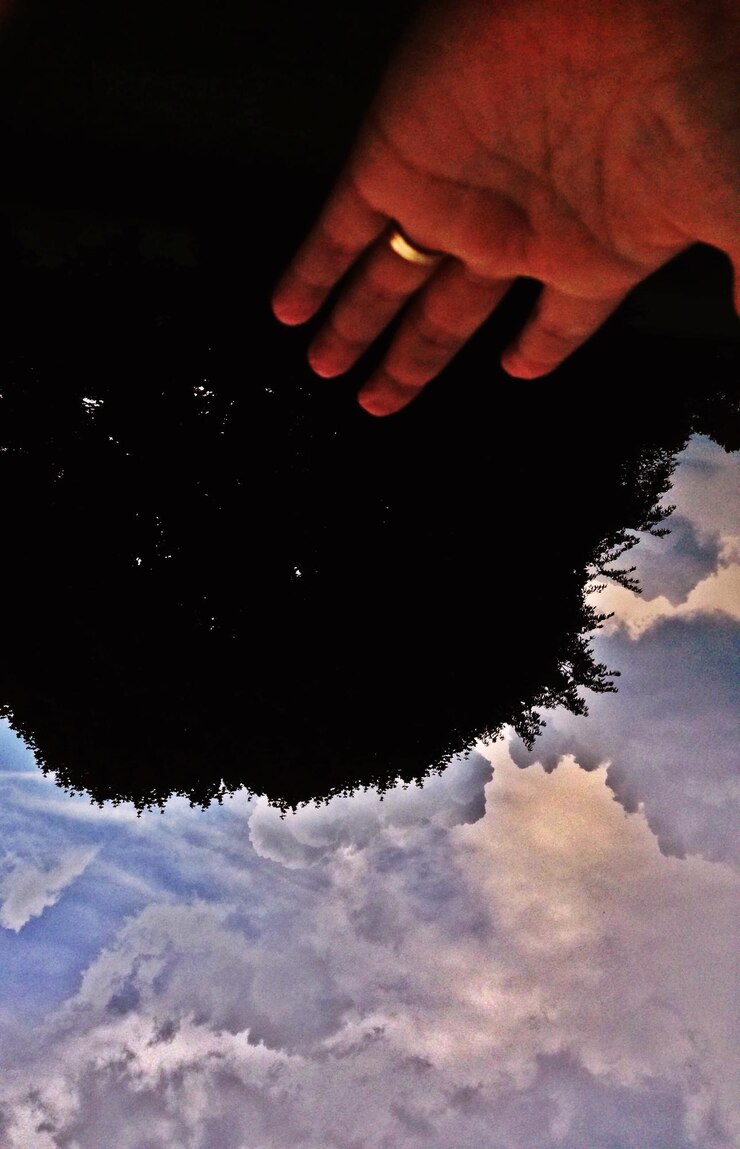 Foto close up de mão recortada contra o céu