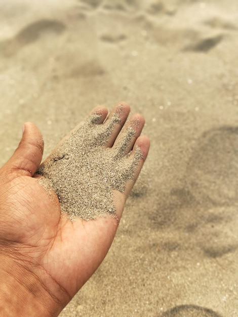 Foto close-up de mão segurando areia