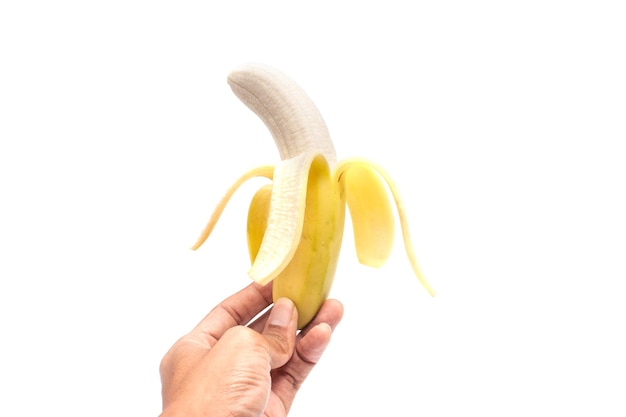 Close-up de mão segurando banana contra fundo branco