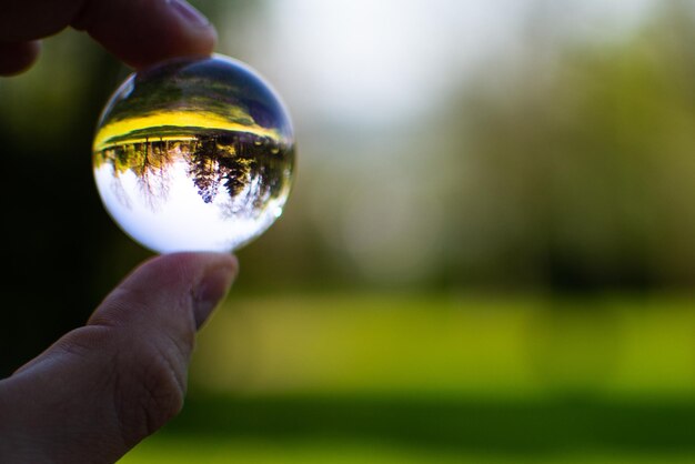 Foto close-up de mão segurando bola de cristal