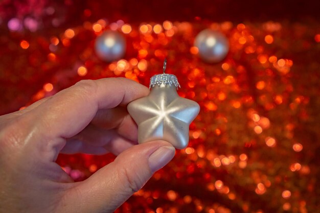 Foto close-up de mão segurando decoração de natal