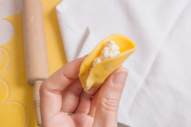 Foto close-up de mão segurando fruta amarela