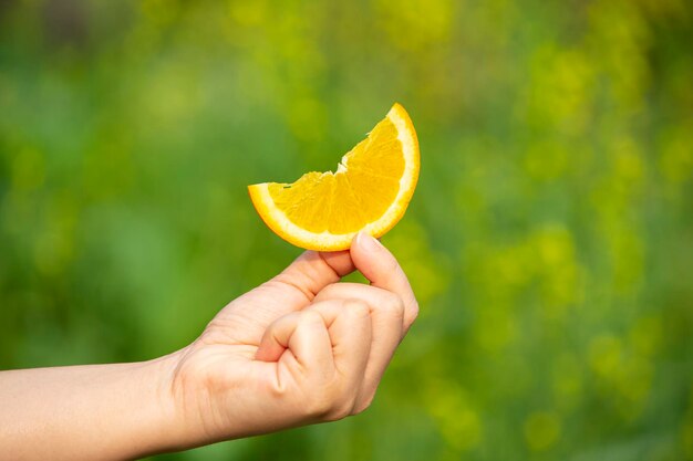 Foto close-up de mão segurando frutas