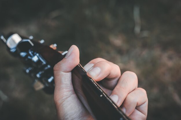 Foto close-up de mão segurando guitarra