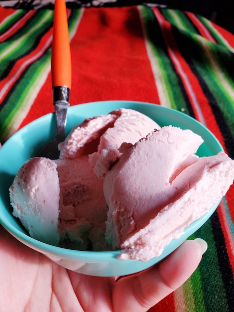 Foto close-up de mão segurando sorvete
