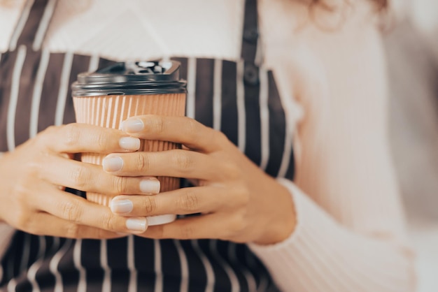 close-up de mão segurando uma xícara de café quente - filtro de efeito vintage