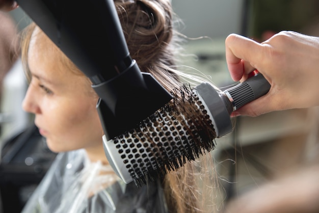 3.400+ Cabeleireiro Feminino Com Escova De Cabelo E Secador De