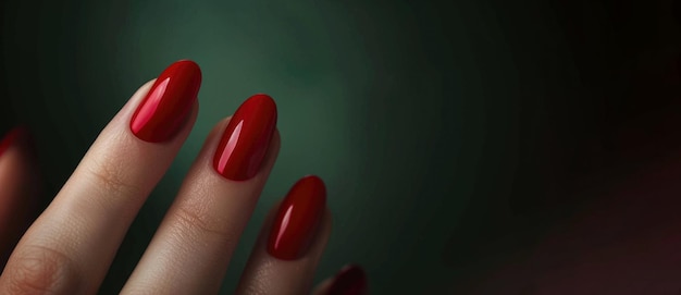 Close-up de mãos de mulheres jovens com manicure vermelho escuro nas unhas
