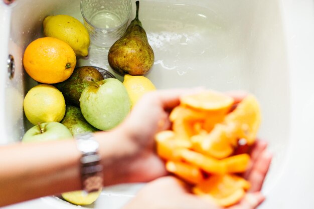 Close-up de mãos segurando frutas