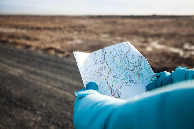 Foto close-up de mãos segurando um mapa na estrada