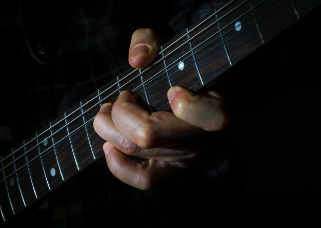 Close-up de mãos tocando guitarra