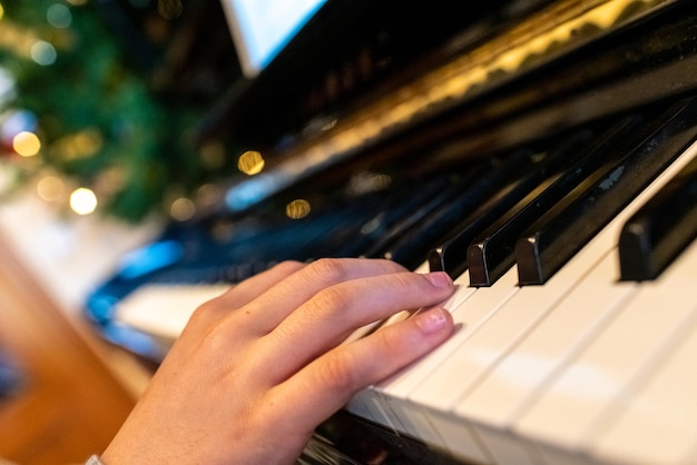 Foto close-up de mãos tocando piano