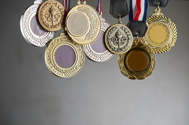 Foto close-up de medalhas penduradas na parede